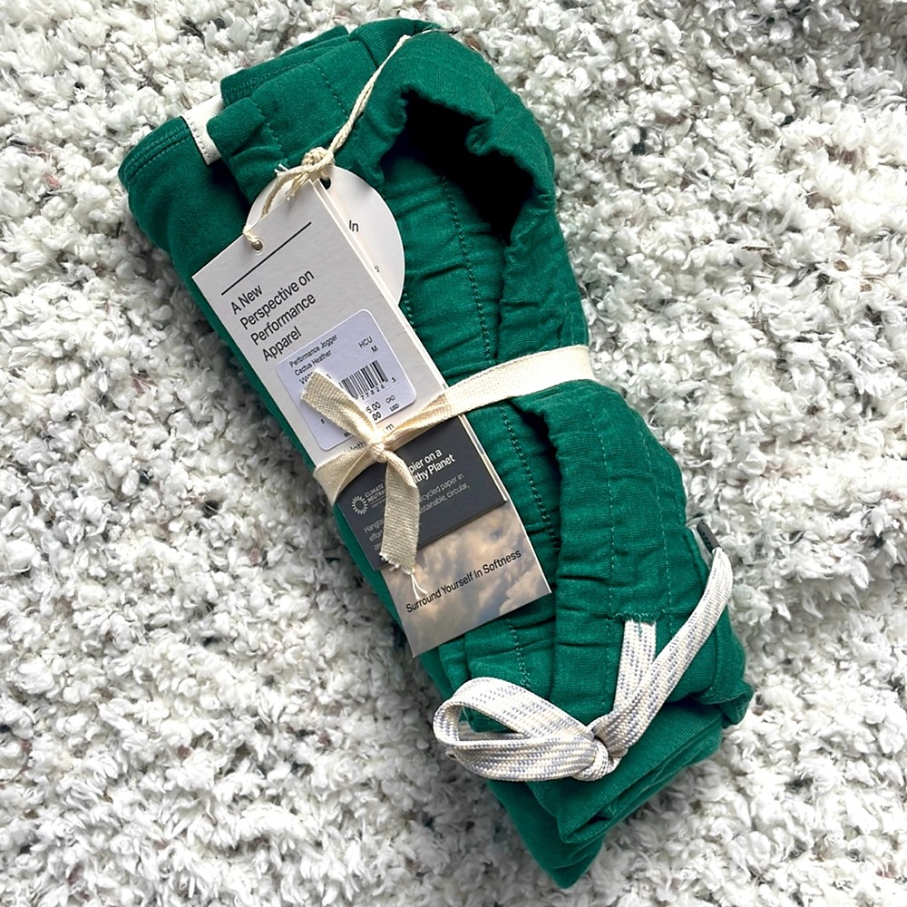 NWT Vuori Halo Performance Joggers sz Med